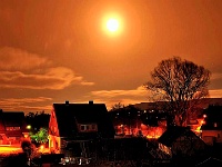 Es ist hell und still in der Nacht, der Mond uns bewacht.